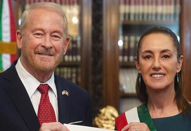 El embajador de Estados Unidos en México, Ronald Johnson, acaba de emitir un comunicado felicitado y elogiando a Claudia Sheinbaum: “Presidenta Claudia Sheinbaum, reconozco la valentía y la rápida ac