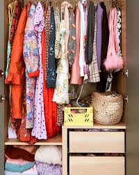 Les Couleurs De Cette Maison Danoise Et De Cette Armoire Seront Chaudes En 2020 Couleur Boule De Cristal Gamme De Couleur