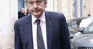 Bonjour, à tous je vais bien je suis à la recherche les parents de noël breton né en 1609 à wambez oise merci à tous de me tenir informer. Thierry Breton Cambriole L Ancien Ministre Sequestre Dans Les Toilettes Purepeople
