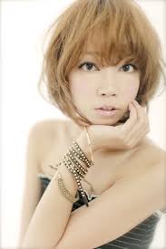 バックは前下がり サイドは前上がりのグラデーションを入れ 長さを残します トップは水平にレイヤーをいれ 所々に角を残すことで 動かしやすいカットベース をつくったマッシュショートです 厚めバングで小顔効果を 軽く丸みをつけスタイリングします ショート