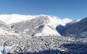 The slope starts at 2000m and descends over 1450m (just under a mile) to the base of the gondola. Bardonecchia Skiing Holidays Bardonecchia Ski Resort Ski Solutions