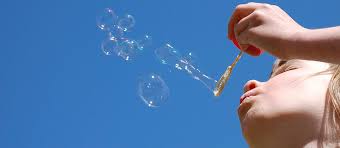 .thématique de bulles, je vous présente 5 super recettes de savon à bulles à fabriquer avec sinon, vous risquez d'affecter la qualité de vos bulles. Bulles De Savon Maison