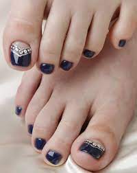 En esta ocasión te comparto una manera facil para decorar tus uñas de los pies con el coló azul marino y blanco,a base de pinceladas podrás realizar esta dec. Pies Azul Oscuro Decorado Para Pies Arreglos De Unas Disenos De Unas Pies