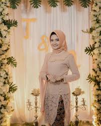 Tidak ketinggalan beberapa pengikut lain mengakui kesesuaian pakaian ini dikenakan oleh wanita hamil. Bridesmaid Kebaya Wisuda Di Instagram Stunning Engagement Kebaya By Tiarsmn Informasi Tips Dan Foto Aneka Baj Pakaian Pesta Pakaian Pernikahan Pakaian Jelita