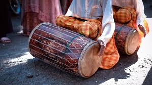 Alat musik ini dibuat dari pelepah yang sudah tua dan kering dari. 6 Alat Musik Tradisional Yang Dimainkan Dengan Dipukul