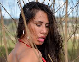 Ester Medeiros's Instagram, Twitter & Facebook