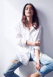What to wear to your photoshoot, women's edition. 10 Simple Wardrobe Essentials For Women Minimal Classic Street Styles Models Photoshoot Fashion Poses Simple Wardrobe