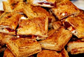 Hojaldras De Queso Con Mermelada De Guayaba