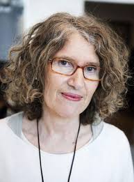 Lena Karmi vill töja på gränserna till verkligheten