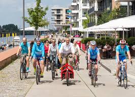 Mit Dem Fahrrad Am Fluss Entlang Wfb