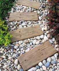 Trouvez celui qu'il vous faut et profitez, qu'il soit réglable ou non customisé ou non cela est une question de goûts ! Faire Une Allee De Jardin Fixe Ou Mobile En Palettes Bois Allee De Jardin Chemin De Jardin Jardin En Gravier