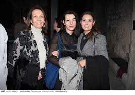 Την ηρώ μουκίου την γνώρισα ένα μεσημέρι στο στέκι μου στου ψυρρή, το boo!. Deite Pws Einai Shmera H Hrw Moykioy Eikones Zwh Iefimerida Gr