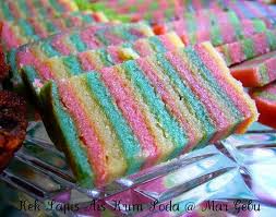 Kek lapis sarawak kebiasaannya dibuat bagi perayaan agama atau kebudayaan seperti aidilfitri, krismas. Resepi Kek Lapis Sarawak Kukus Pawtaste Com