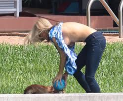 Joanna krupa flashed her dog. 21 Most Wardrobe Malfunctions That Are Still Embarrassing
