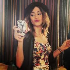 Sempre più persone, ormai, hanno trovato il coraggio di farsi avanti e confessare pubblicamente quanto accaduto. Imagenes De Tini Stoessel Selfie Buscar Con Google Fashion Women Women S Top
