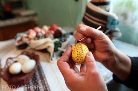 Desi astazi, asociem ouale rosii cu sarbatoarea pastelui, traditia oualor vopsite in culori este foarte veche, mult mai veche decat. Documentar Totul Despre SemnificaÅ£ia Oului Rosu De Paste AgenÈ›ia De PresÄƒ Rador