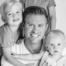 Dan Moon's Instagram, Twitter & Facebook