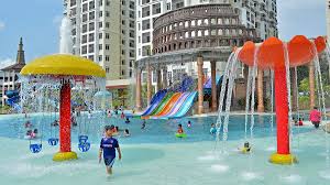 Berbagai kemudahan dan tarikan pelancongan telah dibangunkan disini bagi menarik lebih ramai pelancong. Duranorell Com Percutian Menarik Di Bayou Lagoon Park Resort Melaka Bersama Keluarga Duranorell Com