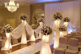 Seguro que se te ocurren más ideas para que el camino al altar de la iglesia sea un. Entrada Altares De Boda Decoracion De Bodas Sencillas Y Decoracion Iglesia Boda