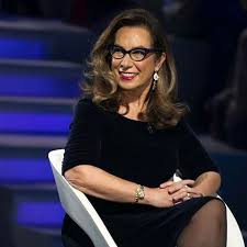 In attività dagli anni settanta, ha esordito curando diverse rubriche giornalistiche per le reti fininvest, divenendo poi uno dei volti simbolo del tg5, per il quale lavora fin dal lancio avvenuto nel 1992. Cesara Buonamici Si Racconta A Verissimo Il Mio Primo Bacio A 15 Anni