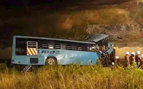 Kemalangan | bas kilang rempuh lima buah kereta. Bas Pekerja News Bas Pekerja