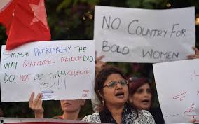 Un crime d'honneur est un crime perpétré en réaction à un comportement perçu comme ayant apporté le déshonneur à une famille et ayant donc enfreint le code d'honneur. Crime D Honneur Et Viols Le Pakistan Va Revoir Sa Legislation Le Parisien