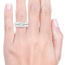 Tradicionalmente, la gente elige usar el anillo de compromiso en el lado izquierdo porque la vena amoris sale de la mano izquierda. Como Combinar Un Anilo De Compromiso Con Una Alianza De Boda Blog De Clemencia Peris