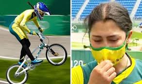 Sakakibara was clipped from behind by us rider alise willoughby while leading the race, with furious fans calling for the american to be disqualified over the collision. 7 Oritixkt3cdm