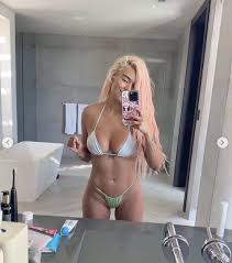 Karol G en bikini y Feid le dedica un piropo que te hará sonrojar