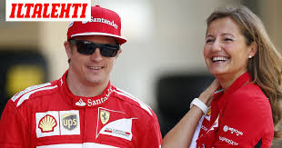 Vettel fotósnak állt a ferrarinál. Hauska Sattuma Raikkonen Tuntee Laheisesti Myos Tallipaallikkonsa Vaimon