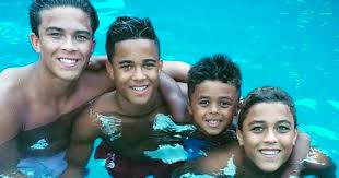 Leeftijd 19 jaar nationaliteit nederland / suriname positie verdediger. Elke Kluivert Zoon Speelt Nu Bij Een Eredivisieclub En Shane Bij Barca