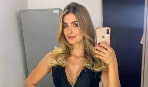 Reconocida por ser la madrina de las allí, cristina hurtado aparece luciendo un disfraz de dama antigua en donde resalta su rostro y finos rasgos. Irreconocible Asi Lucia Cristina Hurtado Antes De Ser Famosa Kienyke