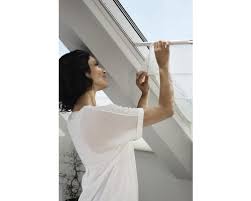 Velux raffrollos für dachfenster werden anhand einer griffleiste manuell bedient. Velux Raffrollo Weiss Manuell Fhb Ck02 6500 Bei Hornbach Kaufen