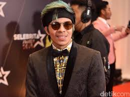 Pedang halilintar pertama kali diseru dan digunakan oleh boboiboy halilintar dalam musim 1, episod 6 semasa berlawan dengan boboiboy angin dan boboiboy tanah pada ketika dia hilang ingatan dan diperdayakan oleh adu du. Gen Halilintar Tersandung Masalah Hak Cipta Atta Dibantu Anang Hermansyah