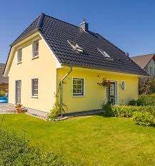 Klassisches Einfamilienhaus Mit Gelber Fassade Und Kruppelwalmdach Eco System Haus Fassade Haus Haus Umbau Haus