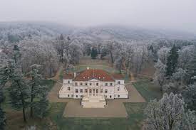 După 1990 castelul de la săvârşin a fost transferat regiei autonome a protocolului de stat. Castelul Regal Savarsin Familia RegalÄ AnunÈÄ CÄ Domeniul Regal SÄvarÈin Va Fi Deschis Publicului Incepand Din Ziua De 1 Mai 2021 Detalii Privind Vizitarea Castelului Èi A Parcului Vor Fi Publicate