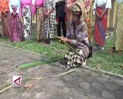 Atap rumah baileo ini sangat luas dan tinggi serta berbahan daun rumbia, sedangkan dindingnya terbuat dari gaba gaba atau batang daun rumbia. Hidupkan Tradisi Menganyam Atap Rumbia Khas Meranti
