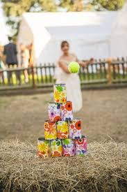 El resto de los niños se ponen en círculo alrededos de la gallinita ciega, cogidos de las manos. Foto 8 De 12 Juegos Para Bodas Tiro De Latas Galeria De Fotos De Juegos Para Bodas 12 Formas De Hacerla Juegos Boda Juegos De Matrimonio Juegos De La Boda