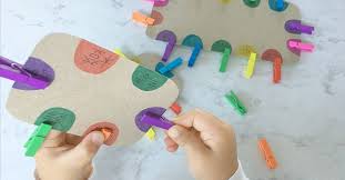 The is a great clothespin activity for preschoolers. Clothespin Color Matching Fine Motor Skills Meets Color Recognition