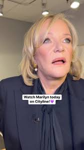 It's going to draw your eye to it — It's really going to change your  space." Watch Benjamin Moore paint expert Sharon Grech as she transforms a  15-year-old kitchen into a colourful