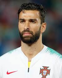 In dieser szene prallte keeper rui patricio mit conor coady, also seinem eigenen mitspieler es sah nicht gut aus, die partie war 14 minuten unterbrochen, ehe rui patricio vom feld getragen wurde. Kenapa Kiper Wolves Rui Patricio Pakai Nomor Punggung 11 Kumparan Com