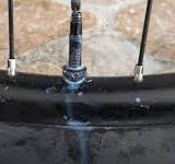 Tubeless setup leaking around valve stem : r/bikewrench