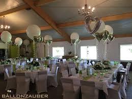 Effektvolle Hochzeitsdekoration Mit Riesenballons Silbernen Herz Ballons Und Led Lichtern Ball Ballondekorationen Luftballons Hochzeit Ballons Hochzeit