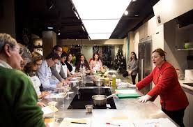La escuela de cocina azafrán, se ha convertido poco a poco y con paso firme, en una brillante realidad en el panorama gastronómico aragonés, con proyección externa a poco que sus promotores se lo propongan. Eres Un Negado En La Cocina Esto Te Interesa