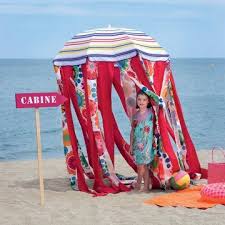 Un Parasol Transforme En Cabine De Plage Cabine De Plage Parasol Cabine
