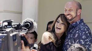 Mariposa De Barrio Capitulo 83 Jenni Anuncia Publicamente Su Relacion Con Esteban Telemundo