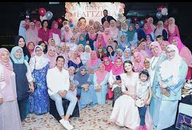 Fazura mengambil kesempatan berjumpa keluarga fattah serta bersalaman dan berpelukan dengan ibu aktor tersebut. Keluarga Kami Menerima Adakah Ini Petanda Fazura Fattah Amin Bakal Berkahwin Kisah Dunia