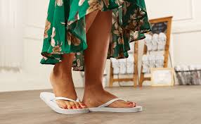 The original flip flop basket for weddings ~ each box of heels off wedding flip flops for guests contains 20 pairs of flip flops (5 small, 10 medium. Amazon Com Bulk Flip Flops For Wedding Guest 52 Pack White Wholesale Flip Flop Sandals Twine Wrapped Individually With Decorative Size Cards And Wedding Reception Sign Included Shoes