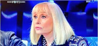 Cantante, ballerina, attrice, signora della tv, ha. Raffaella Carra La Polemica Sessista Tra Vittorio Sgarbi E Roberto Benigni