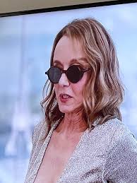 ISO Exact match for Sylvie's sunglasses Emily in Paris S3E2 : r/findfashion